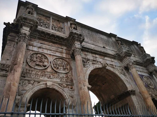 Tiro Baixo Ângulo Arco Constantino Roma Itália Cercado Por Portão — Fotografia de Stock