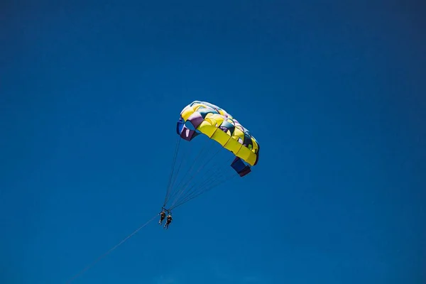 Homem Com Paraquedas Voando Céu — Fotografia de Stock