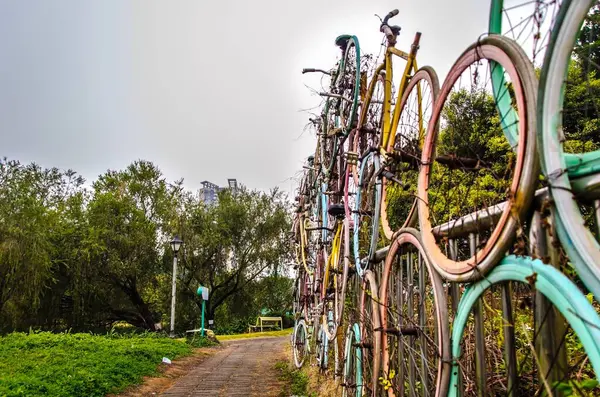 Lindo Parque Com Bicicletas Coloridas Criativamente Empilhadas Umas Cima Das — Fotografia de Stock