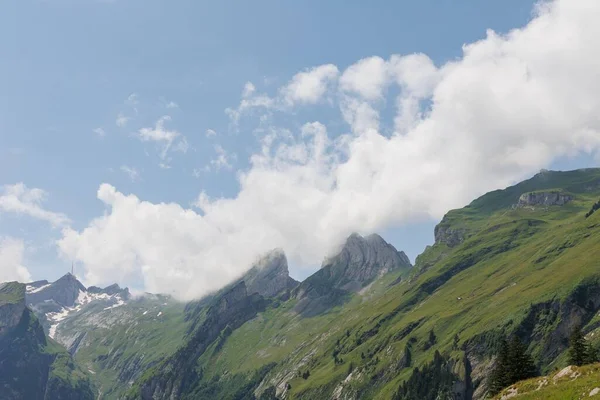 Légi Kilátás Vidéki Zöld Dombok Hegyek Alatt Fényes Appenzell Svájc — Stock Fotó