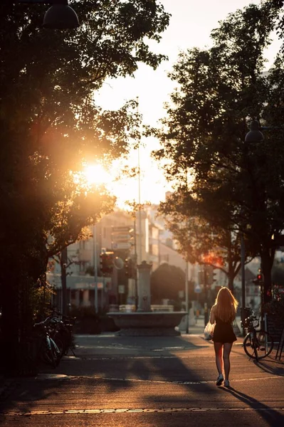 Pionowe Ujęcie Blondynki Spacerującej Ulicach Bazylei Szwajcarii Zachodzie Słońca — Zdjęcie stockowe