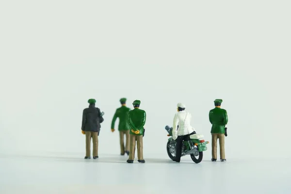 Minyatür Bir Ordu Mensubu Beyaz Arka Planda Izole Edilmiş Motosikletli — Stok fotoğraf