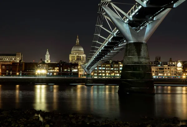 聖パウロ大聖堂に対する千年橋の夜 — ストック写真