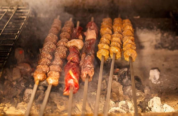 Vysoký Úhel Grilování Kebabů Špejlích Uhlí Kouře Pozadí — Stock fotografie