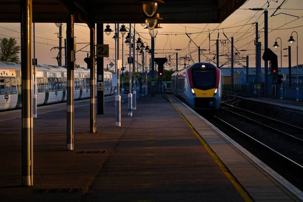 一辆开往大盎格鲁的755型Flirt客运列车日落时进入埃利车站 — 图库照片