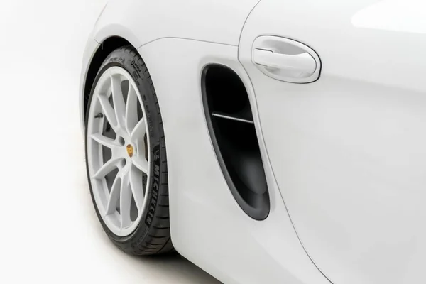 Egy Fehér Porsche Boxster Spyder Hátsó Kerék Oldalnézete — Stock Fotó