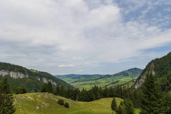 Widok Lotu Ptaka Zielone Wzgórza Drzewa Pod Jasnym Niebem Appenzell — Zdjęcie stockowe