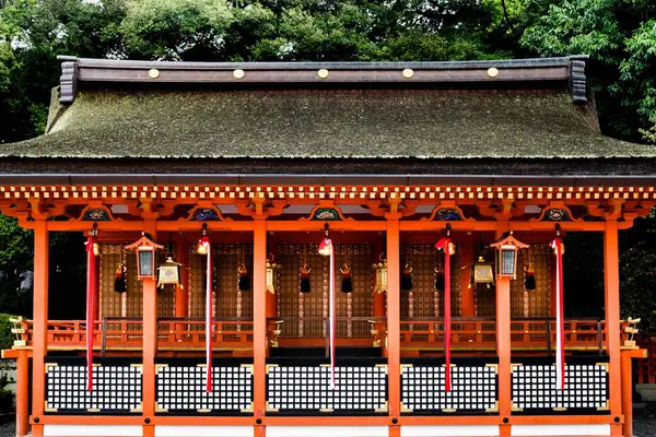 昼間は柱のある京都の伝統的な赤神社 — ストック写真