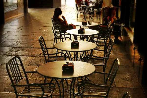 Tiro Ângulo Alto Café Livre Uma Calçada Noite — Fotografia de Stock