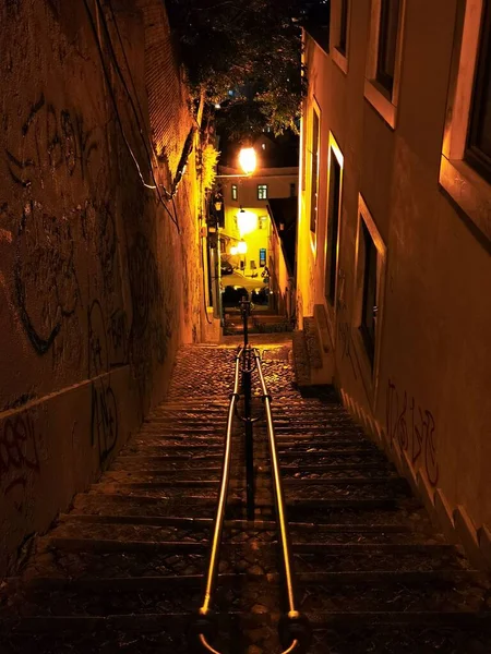 Duvarlı Binalardan Aşağı Inen Dar Merdivenlerin Dikey Gece Görüntüsü — Stok fotoğraf