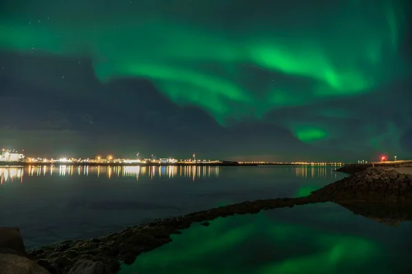 Una Vista Panorámica Las Luces Del Norte Sobre Reikiavik — Foto de Stock