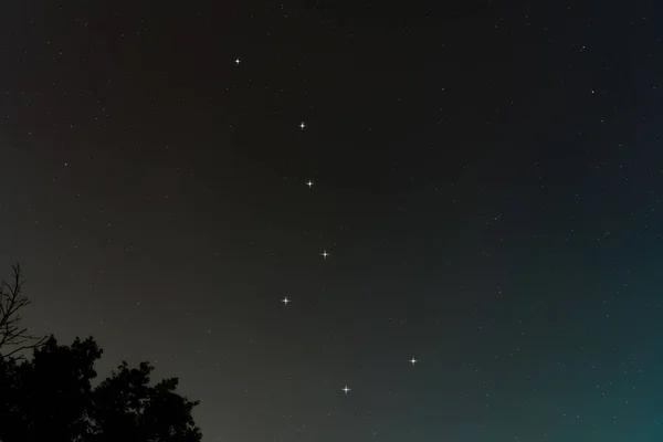 Gökyüzünde Büyük Ayı Nın Plough Düşük Açılı Yakın Çekimi — Stok fotoğraf