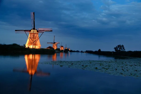 Een Prachtig Uitzicht Het Landschap Met Een Rij Nederlandse Molens — Stockfoto