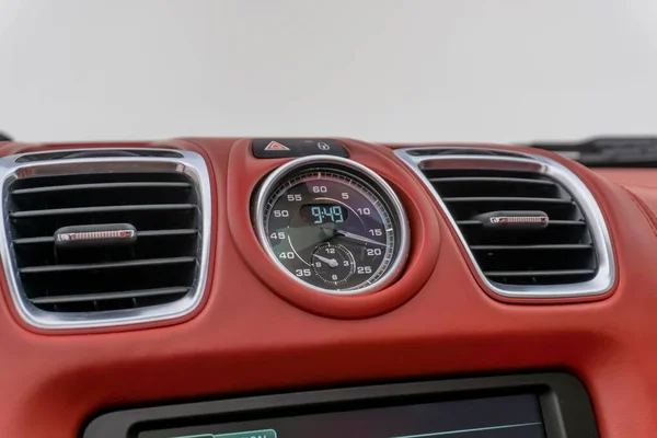 Interiér Červené Kůže Porsche Boxster Spyder Chronografickými Hodinami Palubní Desce — Stock fotografie