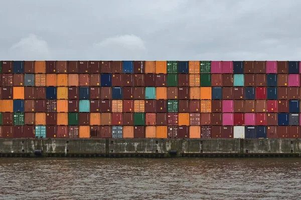 Kolorowe Pojemniki Ułożone Równomiernie Porcie Hamburgu Niemcy — Zdjęcie stockowe