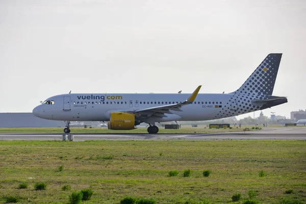 Avião Airbus A320 271N Companhia Aérea Vueling Aeroporto Lisboa Aterrando — Fotografia de Stock