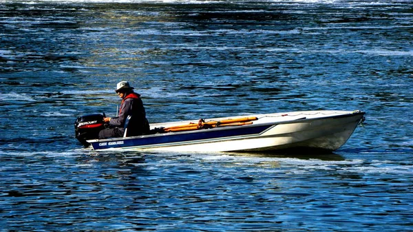 Hombre Barco Pescando Río Richelieu Fondo Agua Iluminada Por Sol —  Fotos de Stock