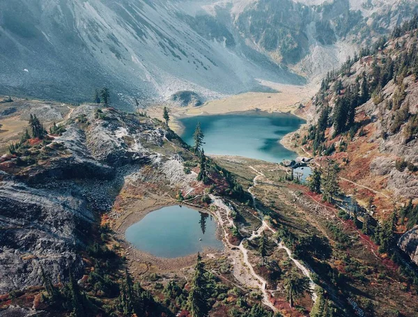 Μια Μαγευτική Θέα Των Μικρών Λιμνών Στα Βουνά — Φωτογραφία Αρχείου