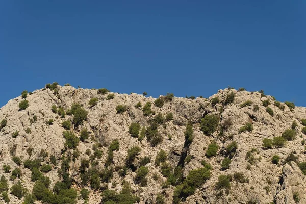 Colpo Basso Angolo Montagne Rocciose Sotto Cielo Blu Campagna — Foto Stock