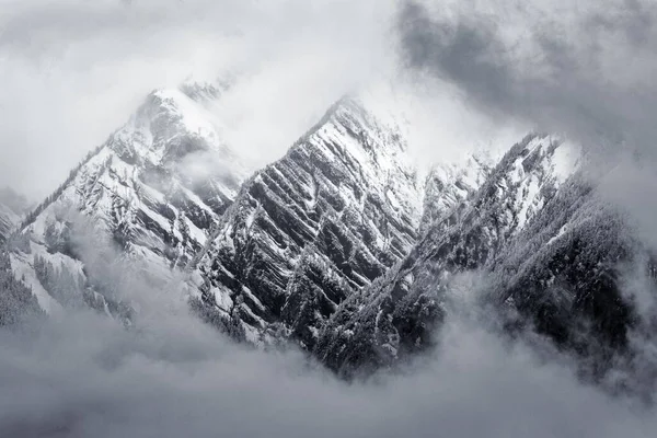 Μια Κλίμακα Από Κορυφές Βουνών Που Ξεπροβάλλουν Στην Ομίχλη Στο — Φωτογραφία Αρχείου