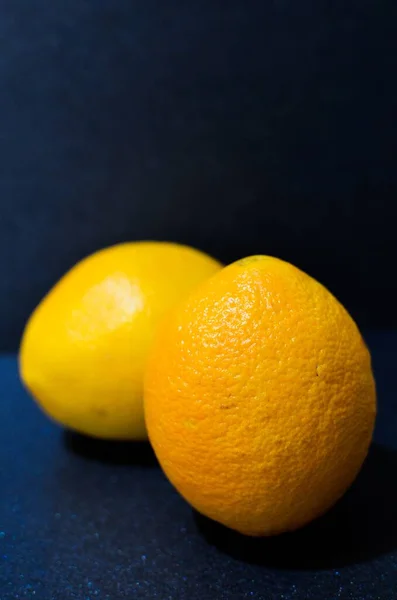 Вертикальный Снимок Свежих Апельсинов Черном Фоне — стоковое фото