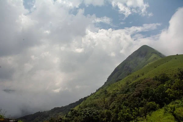 Ângulo Baixo Montanha Kumara Parvatha Coberto Vegetação Exuberante Contra Nuvens — Fotografia de Stock