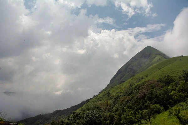 Angle Bas Montagne Kumara Parvatha Couverte Verdure Luxuriante Contre Les — Photo