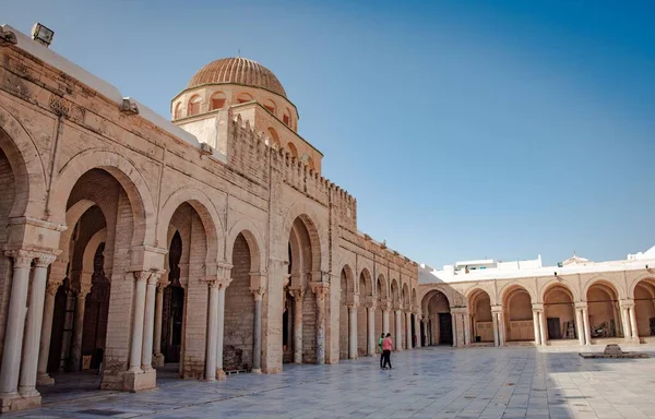 Piękny Wielki Meczet Kairouan Ludźmi Chodzącymi Tle Błękitnego Nieba — Zdjęcie stockowe
