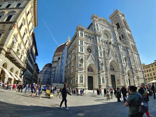 Niski Kąt Ujęcia Dzwonnicy Giotto Otoczony Przez Turystów Pod Błękitnym — Zdjęcie stockowe