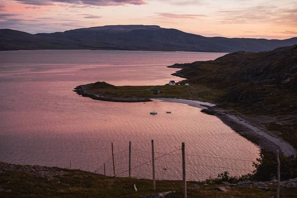 北ノルウェーの丘や湖の上に魅惑的な日の出 — ストック写真