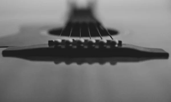 Uma Imagem Tons Cinza Uma Guitarra Acústica Desfocada — Fotografia de Stock