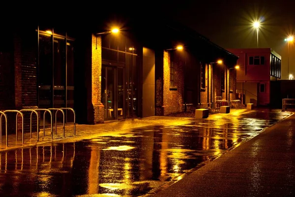 Edificio Victoriano Bajo Lluvia Por Noche — Foto de Stock