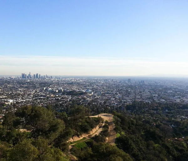 在阳光灿烂的一天 洛杉矶城市上空的蓝天 — 图库照片
