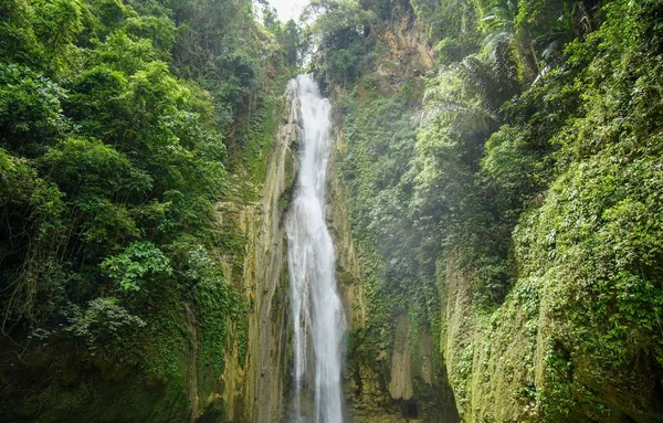 Mesmerizing Mantayupan Falls Flowing Rocky Area Covered Trees Grass Philipines — Stock Photo, Image