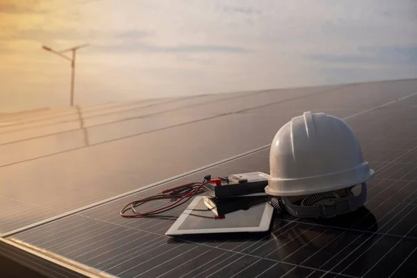 Akşamları Güneş Paneline Yerleştirilmiş Akım Ölçme Cihazı Olan Bir Mühendis — Stok fotoğraf