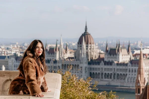 Retrato Una Joven Mujer Balcón Con Vistas Parlamento Húngaro Budapest — Foto de Stock
