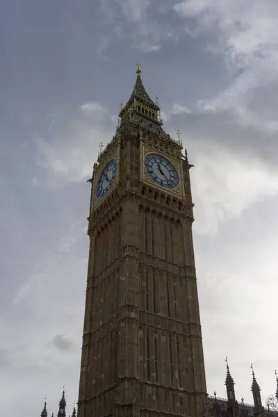 Eine Vertikale Aufnahme Des Big Ben London Bei Bewölktem Wetter — Stockfoto