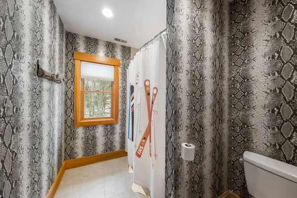 Egy Modern Fürdőszoba Belső Kialakítás Kígyóbőr Mintával Egyedi Építésű Ház — Stock Fotó
