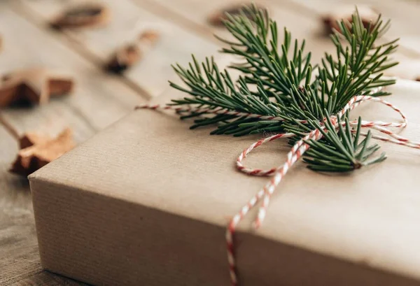 Close Dipotong Foto Natal Hadir Dibungkus Dalam Kertas Cokelat — Stok Foto