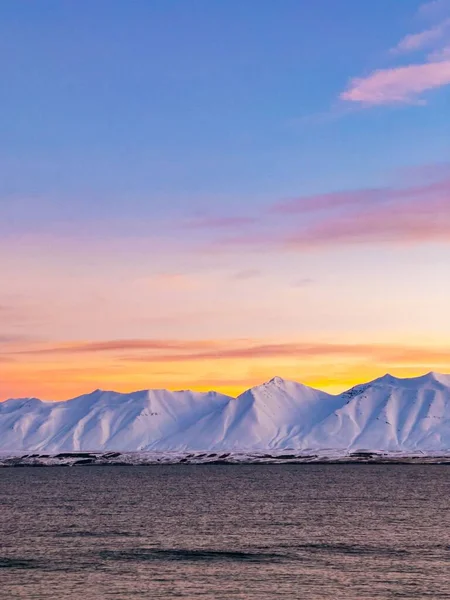 Γοητευτική Θέα Χιονισμένα Βουνά Κατά Μήκος Του Νερού Στο Ζωντανό — Φωτογραφία Αρχείου