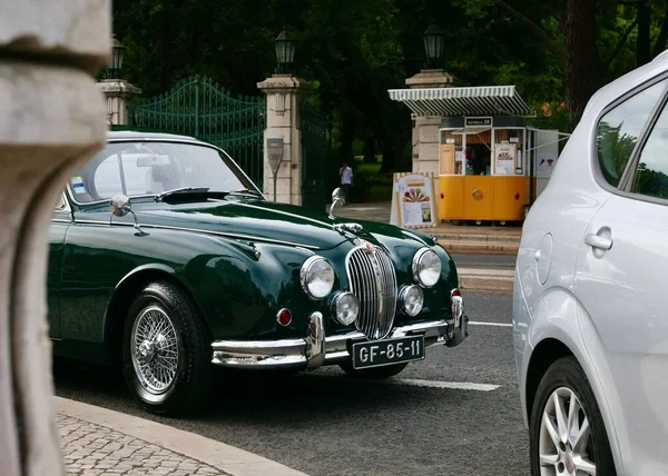 Vintage Klassisk Bil Jaguar Märke Racing Grön Parkerad Gatan — Stockfoto