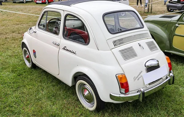 Μια Οπίσθια Όψη Ενός Όμορφου Κλασικού Λευκού Fiat Giannini 590 — Φωτογραφία Αρχείου