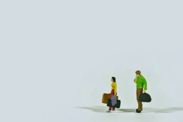 Podróżujący Ludzie Bagażem Białym Tłem Miniaturowa Scena Figur — Zdjęcie stockowe