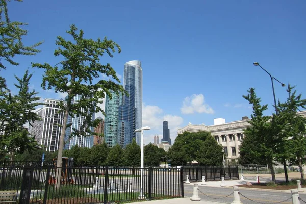 Uma Vista Panorâmica Parque Verde Contra Arranha Céus Modernos Chicago — Fotografia de Stock