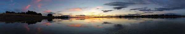 Plano Panorámico Lago Tranquilo Con Reflejos Contra Una Puesta Sol — Foto de Stock