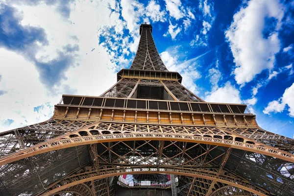 Plano Ángulo Bajo Torre Eiffel Bajo Cielo Azul Nublado —  Fotos de Stock