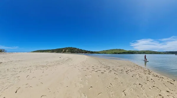 Uma Bela Vista Praia Areia Com Turistas Desfrutando Seu Tempo — Fotografia de Stock