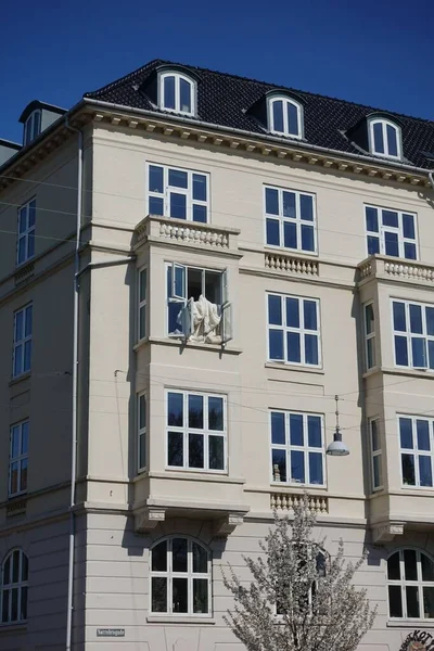 Uma Vista Ensolarada Edifício Residencial Copenhague Contra Céu Azul — Fotografia de Stock