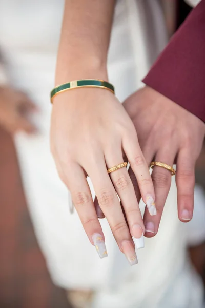 Egy Függőleges Közelkép Menyasszony Vőlegény Kezéről Versace Gyűrűt Viselve — Stock Fotó