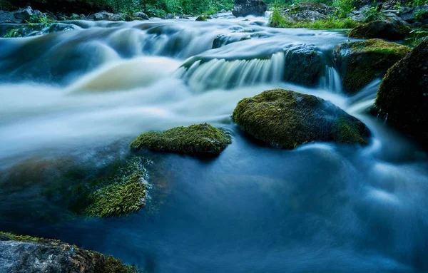 Une Rivière Mousseuse Qui Coule Travers Gros Rochers Dans Forêt — Photo